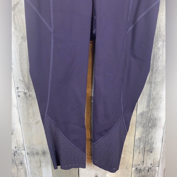 Lululemon Anew Crop (21") in Black Grape Size 6. - Picture 5 of 16